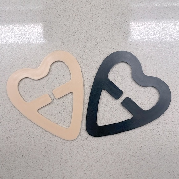 Heart-Shaped Black and Tan Bra Strap Converter - Picture 4 of 4